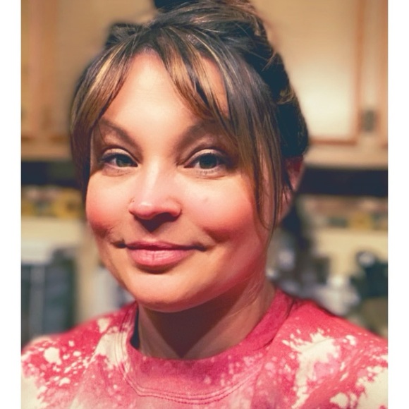 Meet your Posher, Amanda - Picture 2 of 3